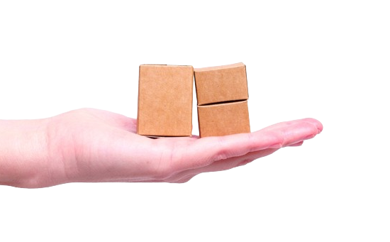 Eine Hand mit Verpackungsmaterial